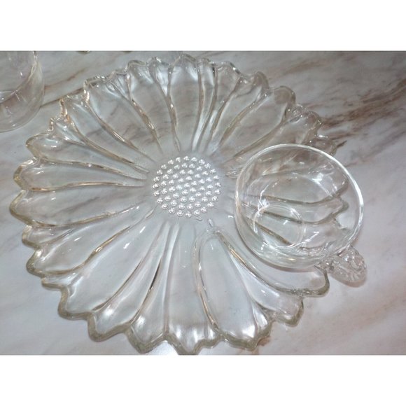 VTG 4 Pc Luncheon Plates & Teacups Clear Glass Scalloped 10" Diameter - Picture 2 of 6